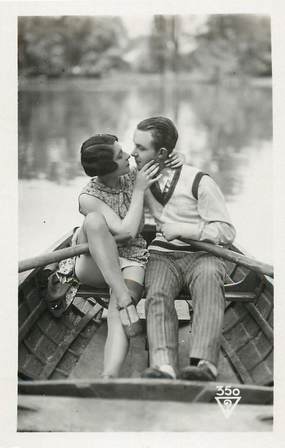 CPA NU / couple s'embrassant en bateau
