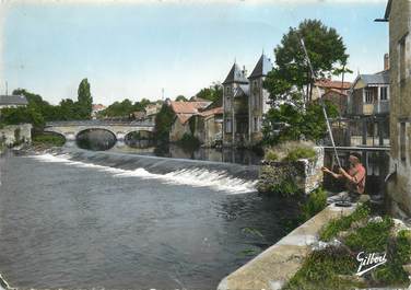 / CPSM FRANCE 86 "Civray, la Charente au grand pont"