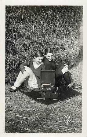 CPA NU / Couple / phonographe