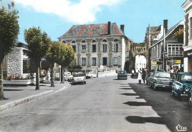 / CPSM FRANCE 86 "La Roche Posay, le cours Pasteur et la porte de ville"