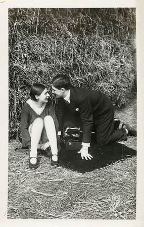 CPA NU  / phonographe / Couple s'embrassant
