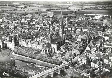 / CPSM FRANCE 86 "Saint Savin sur Gartempe, vue générale aérienne"