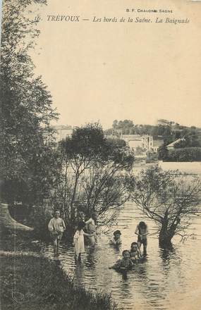 / CPA FRANCE 01 "Trévoux, les bords de la Saône, la Baignade"