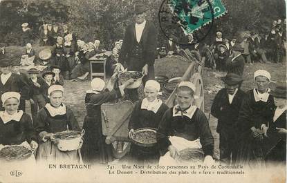 CPA FRANCE 29 "En Bretagne, une noce au Pays de Cornouaille, distribution des plats"