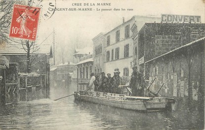 / CPA FRANCE 94 "Nogent sur Marne, le passeur dans les rues" / INONDATIONS