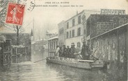 94 Val De Marne / CPA FRANCE 94 "Nogent sur Marne, le passeur dans les rues" / INONDATIONS