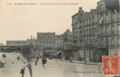 / CPA FRANCE 94 "Nogent sur Marne, grande rue vers le pont de Mulhouse"