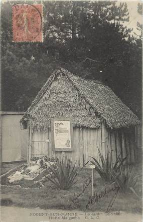 / CPA FRANCE 94 "Nogent sur Marne, la jardin colonial, Hutte Malgache" / EXPOSITION COLONIALE