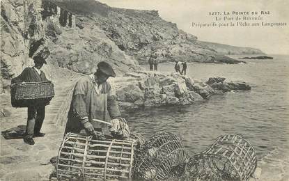 CPA FRANCE 29 "La Pointe du Raz, le Port de Bestrée, préparatifs pour la Pêche aux langoustes"