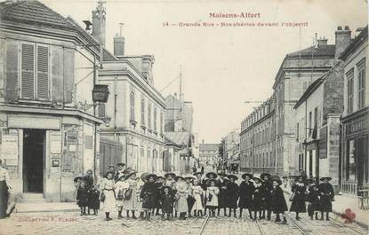 / CPA FRANCE 94 "Maisons Alfort, grande rue" / ENFANTS