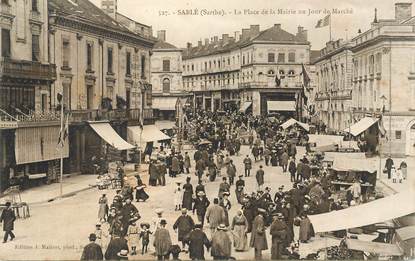 CPA FRANCE 72 "Sablé sur Sarthe, la place de la mairie un jour de marché"