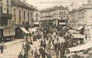 72 Sarthe CPA FRANCE 72 "Sablé sur Sarthe, la place de la mairie un jour de marché"