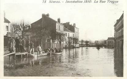 / CPA FRANCE 92 "Sèvres, la rue Troyon" / INONDATIONS