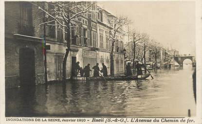 / CPA FRANCE 92 "Rueil, l'avenue du chemin de fer" / INONDATIONS