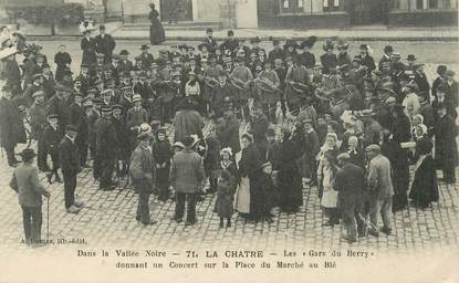 CPA FRANCE 36 "La Chatre, concert des gars du Berry sur la place du marché au blé"