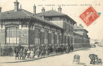 / CPA FRANCE 92 "Vanves, la rue Gambetta, les écoles"