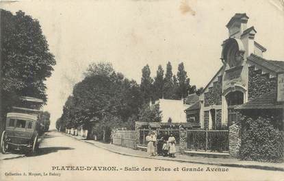 / CPA FRANCE 93 "Plateau d'Avron, salle des fêtes et grande avenue"