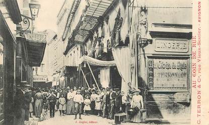 CPA  FRANCE 84  "Avignon, Rue Vieux Sextier"