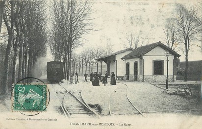 / CPA FRANCE 77 "Donnemarie en Montois, la gare" / TRAMWAY