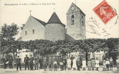 / CPA FRANCE 77 "Grandpuits, l'église et la place de la fête"