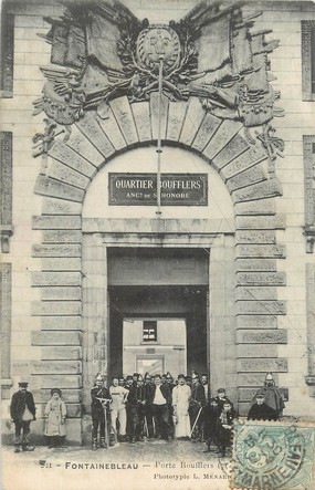 / CPA FRANCE 77 "Fontainebleau, porte Boufflers"