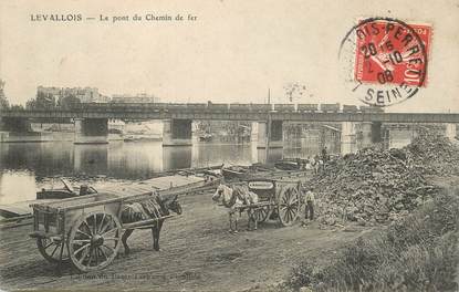 CPA FRANCE 92 "Levallois, le pont du chemin de fer" / PENICHE / BATELLERIE