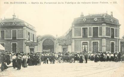 CPA FRANCE 42 "Saint Etienne, sortie du Personnel de la Fabrique de velours GIRON Frères"