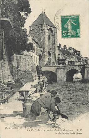 / CPA FRANCE 77 "Moret sur Loing, la porte du pont et les anciens remparts" / LAVEUSES