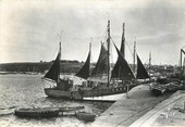 29 Finistere / CPSM FRANCE 29 "Camaret, les langoustiers dans le port"