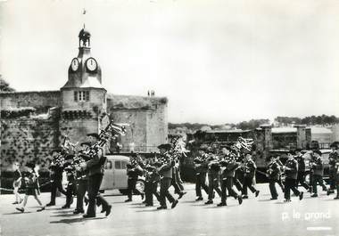 / CPSM FRANCE 29 "Concarneau, bagad de l'amicale Laîque"