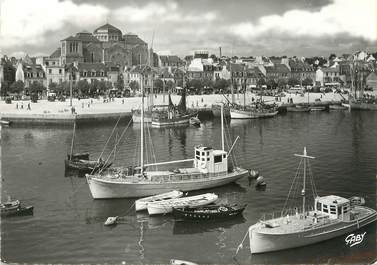 / CPSM FRANCE 29 "Concarneau, le port et l'église"