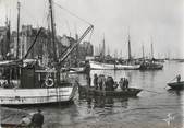 29 Finistere / CPSM FRANCE 29 "Douarnenez, le port, retour de  pêche "