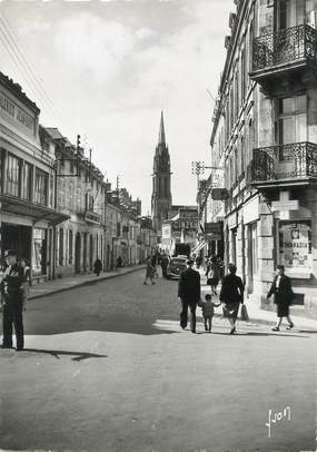 / CPSM FRANCE 29 "Douarnenez, rue Jean Bart et l'église"