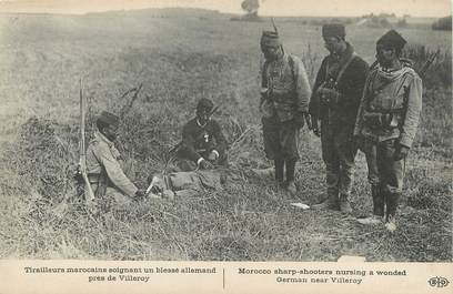 / CPA FRANCE 77 "Tirailleurs marocains soigant un blessé allemand près de Villeroy"