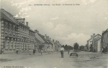 / CPA FRANCE 58 "Myennes, les écoles, la route de la Celle"