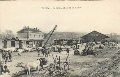 / CPA FRANCE 58 "Varzy, la gare un jour de foire"