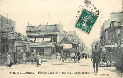 CPA FRANCE 92 "Bois Colombes, passage à niveau et rue des Bourguignons"