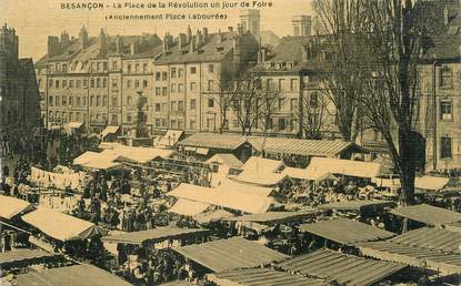 / CPA FRANCE 25 "Besançon, la place de la Révolution un jour de foire"