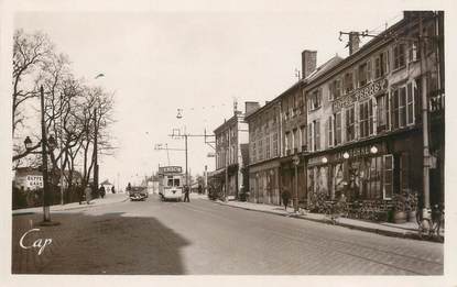 / CPSM FRANCE 51 "Chalons sur Marne, rue Jean Jaurès et le pont pris de la gare" / TRAMWAY