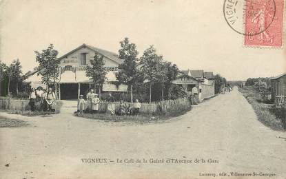 CPA FRANCE 91 "Vigneux, le café de la Gaieté et l'avenue de la gare"