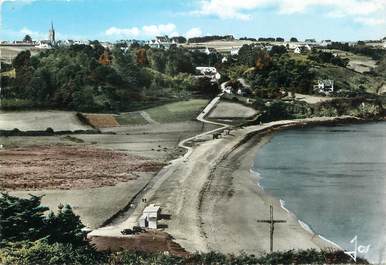 / CPSM FRANCE 29 "Plougasnou, vue générale du Bourg et sa plage"