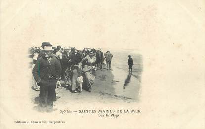 / CPA FRANCE 13 "Les Saintes Maries de la Mer, sur la plage"