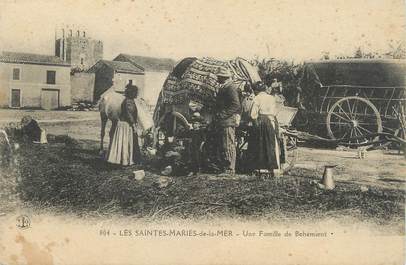 / CPA FRANCE 13 "Les Saintes Maries de la Mer, une famille de Bohémiens" / GITAN