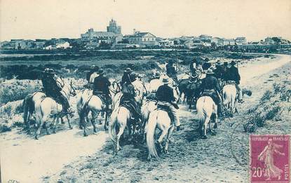 / CPA FRANCE 13 "Les Saintes Maries de la Mer, vue générale, arrivée des taureaux pour la course"