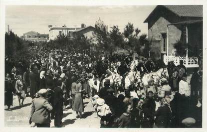 / CPSM FRANCE 13 "Les Saintes Maries de la Mer, la procession des Saintes"