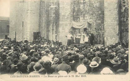 / CPA FRANCE 13 "Les Saintes Maries, la messe en plein air le 25 ami 1923'