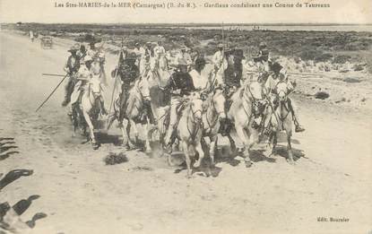 / CPA FRANCE 13 "Les Saintes Maries de la Mer, gardians conduisant une course de taureaux"