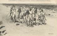 13 Bouch Du Rhone / CPA FRANCE 13 "Les Saintes Maries de la Mer, gardians conduisant une course de taureaux"
