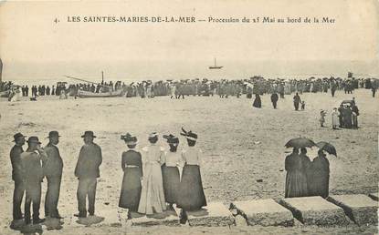 / CPA FRANCE 13 "Les Saintes Maries de la Mer, procession du 25 mai au bord de la mer"