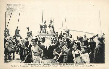 / CPA FRANCE 13 "Les Saintes Maries de la Mer, pélérinage du 25 mai, pendant la bénédiction"